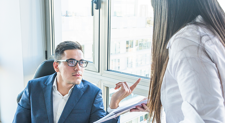 Tribunal de Contas do Estado do RS - O mansplaining é um termo em inglês,  que ainda não possui tradução, e que caracteriza uma situação que acontece  com frequência, quando homens tentam